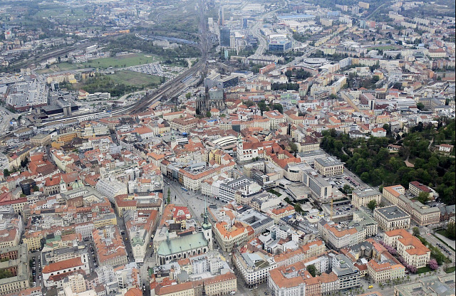 Letecký pohled na centrum Brna. Uprostřed náměstí Svobody.