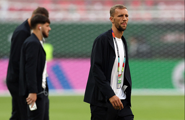 Český záložník Tomáš Souček se prochází po trávníku stadionu v Guadalajaře před...