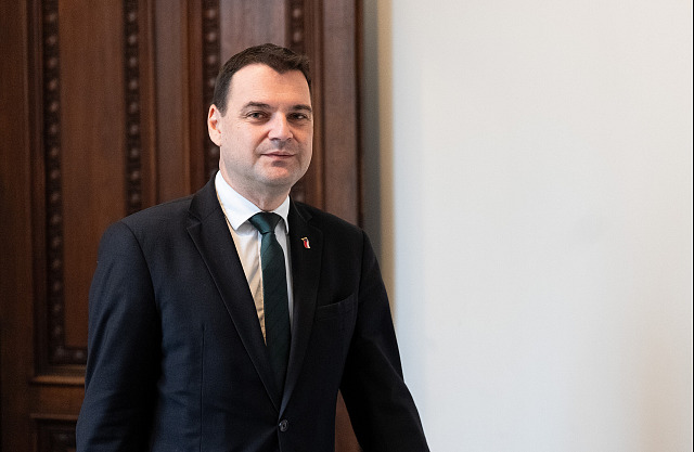 Ministr zahraničí Petr Macinka (Motoristé) přichází na jednání vlády. Ta má na...