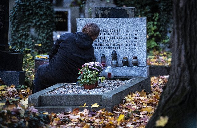 Lidé uctívají zesnulé během dušiček na Olšanském hřbitově.