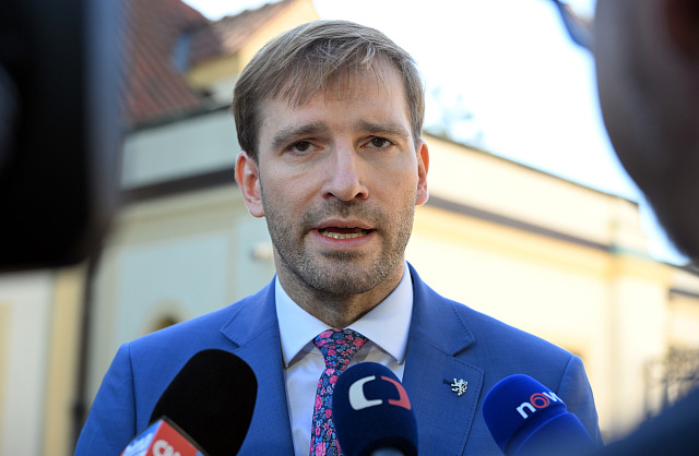 Ministr zdravotnictví Adam Vojtěch (ANO) hovoří s novináři po schůzce vlády k...