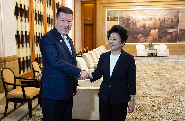 Tomio Okamura na jednání s předsedkyní Šanghajského městského shromáždění paní...