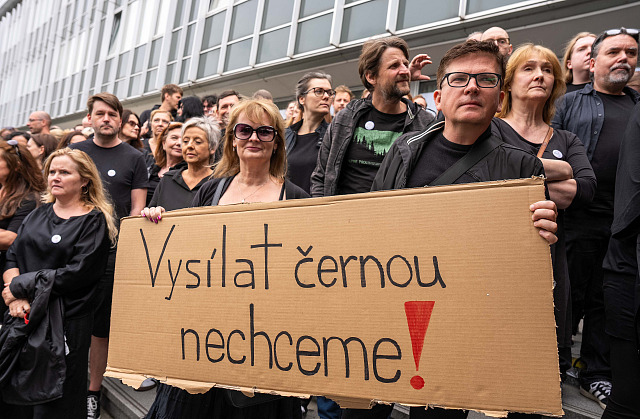 Protest iniciativy Veřejnoprávně s podporou odborů proti postupu vládní koalice...