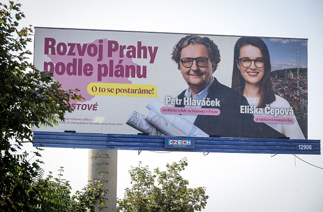 Kandidati STAN na primátora v Praze Petr Hlavacek a Eliska Cepova na volebnim...