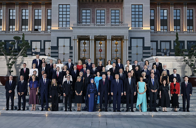 Skupinová fotografie lídrů na summitu NATO v turecké Ankaře (7. července 2026)