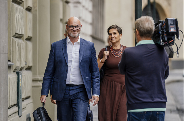 Ministr školství Robert Plaga dorazil za ministryní financí Alenou Schillerovou...