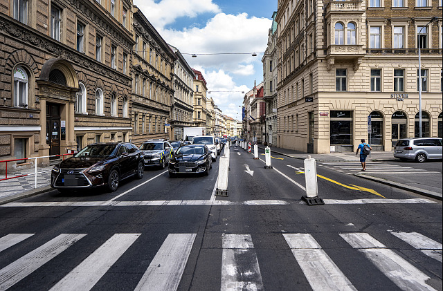 Dopravní křižovatka na náměstí I. P. Pavlova, kde se udála nehoda sanitky a...