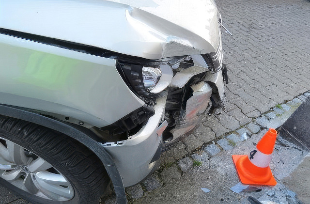 Řidič vozu VW Tiguan nezvládl parkování ve Dvoře Králové (7. 2. 2020).