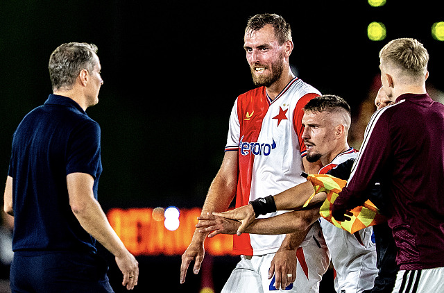 Momentka ze závěru pražského derby a potyčka mezi slávistickým útočníkem...