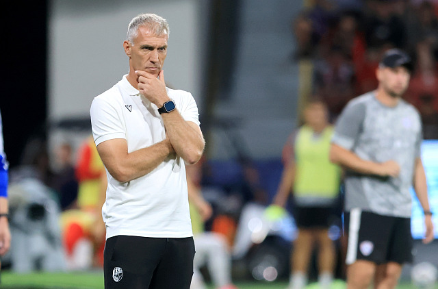 Plzeňský trenér Martin Hyský sleduje utkání se Zbrojovkou Brno.