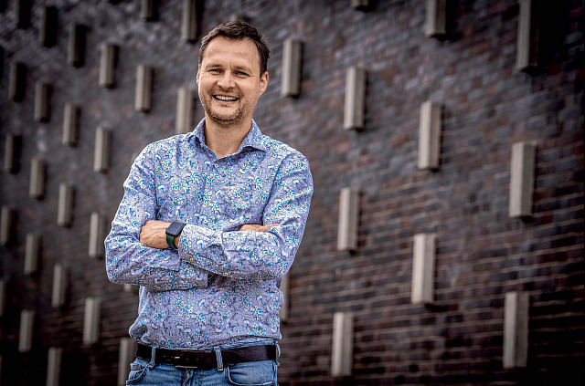 Pavel Hénik, spisovatel mnoha protikladů a širokého záběru. Napsal například i...
