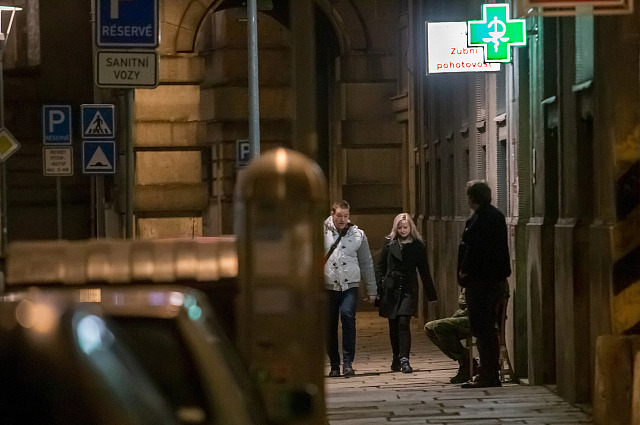 Lidé čekají na ošetření před zubní pohotovostí na Denisově nábřeží v Plzni.(25....