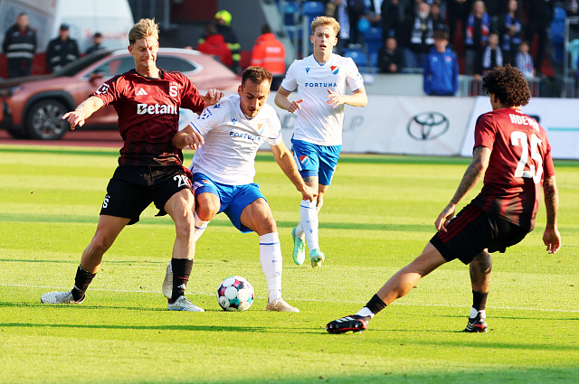 Sparťan Roman Macek a ostravský Filip Kubala bojují o balon.