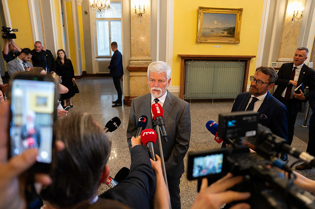 Prezident Petr Pavel poskytuje novinářům vyjádření po odchodu z jednání vlády....