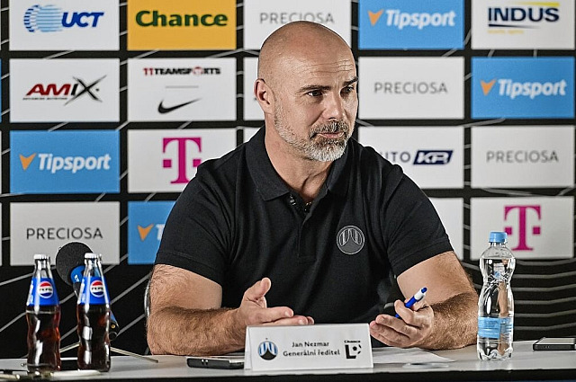 Generální ředitel Jan Nezmar na tiskové konferenci v sídle libereckého Slovanu