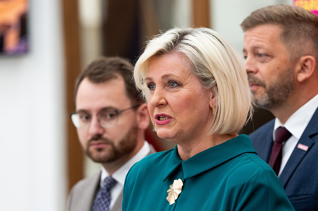 Poslankyně Věra Kovářová na tiskové konferenci poslaneckého klubu Starostové a...