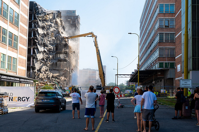 Lidé ve Zlíně sledují druhý den demolice budovy č. 34 v baťovském areálu....