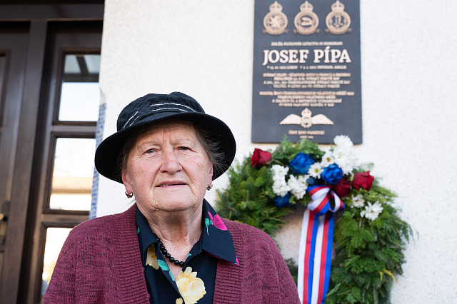 Marie Pavlíčková stojí u domu v Lukově, kde byla odhalena pamětní deska jejího...