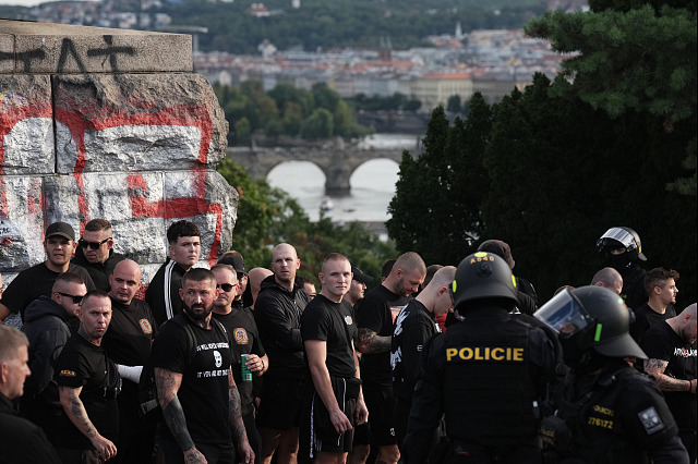 Policie zasahovala při pochodu fanoušků Slavie na fotbalové derby se Spartou. U...