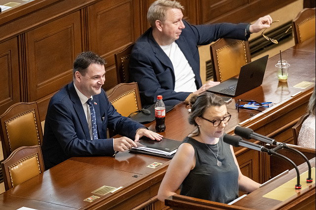 Zleva ministr zahraničí Petr Macinka (Motoristé sobě) a ministr práce a...