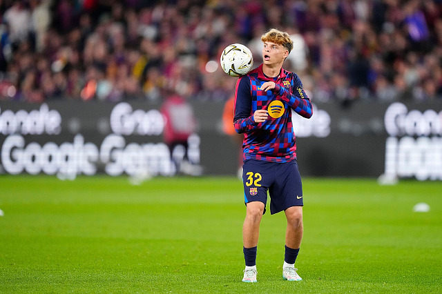 Orian Goren, izraelský fotbalista s českým původem, se rozcvičuje během...