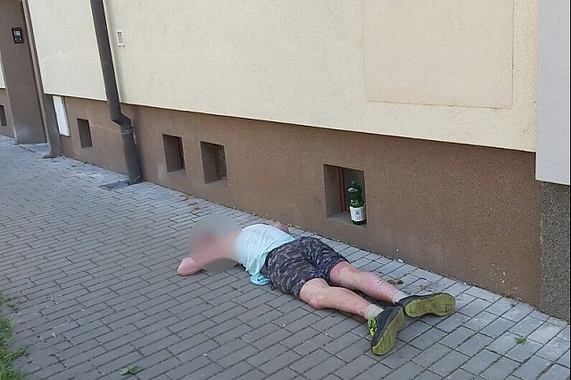 Opilec si v Pardubicích ustlal na chodníku.