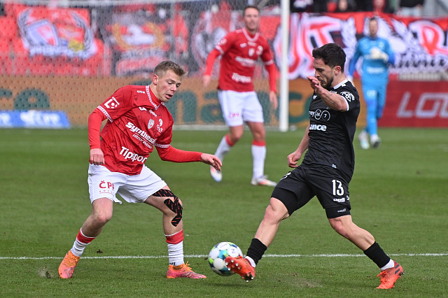 Pardubický Michal Hlavatý v zápase proti Jablonci