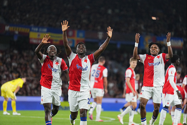Fotbalisté Slavie se radují z gólu, který vstřelil Emmanuel Ayaosi.