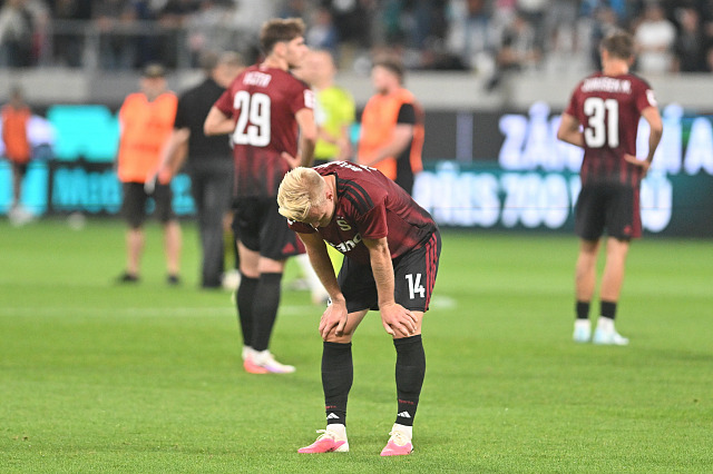 Skleslý sparťanský útočník Jonatan Brunes po zápase v Hradci Králové.