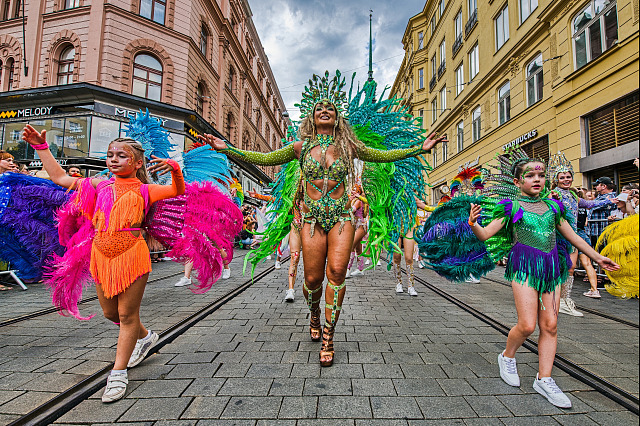 Karnevalový průvod z Moravského náměstí na Zelný trh v historickém centru Brna...