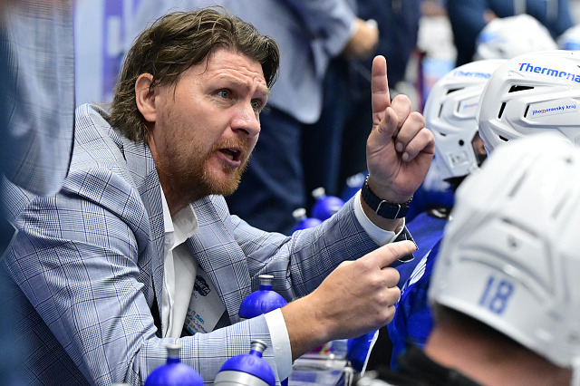 Martin Erat dává pokyny hokejistům Komety.