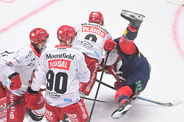 Hradecký Robert Kousal přihlíží střetu v zápase s Pardubicemi.