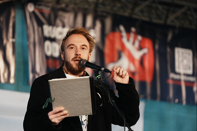 Mikuláš Minář uvádí demonstraci Ruce pryč od médií! na podporu České televize a...