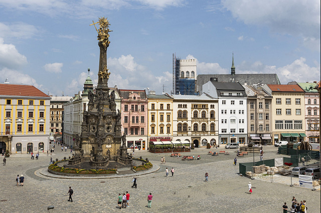 Schodiště okolo základny olomouckého sloupu Nejsvětější Trojice dostalo...