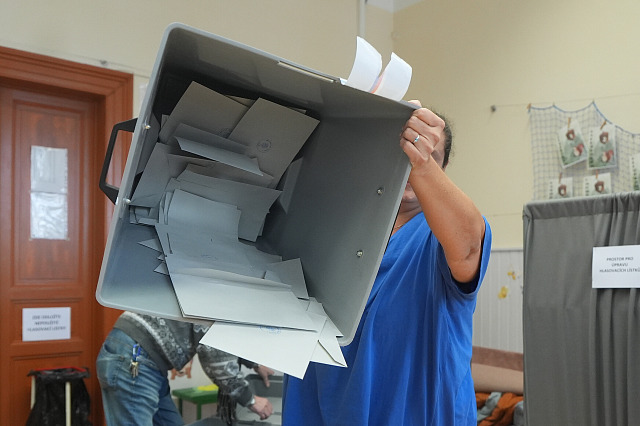 Druhé kolo senátních voleb bylo ukončeno. Začalo sčítání. (17. října 2026)