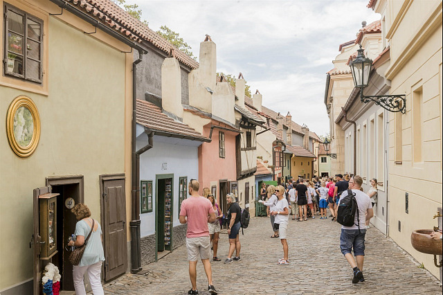 Řada domků ve Zlaté uličce na Pražském hradě. Dnešní zrestaurovanou podobu má...