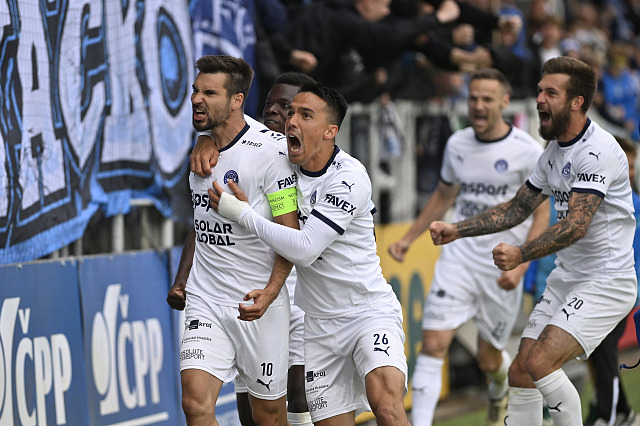 Michal Trávník slaví se spoluhráči ze Slovácka gól na 1:0 v 54. minutě utkání...