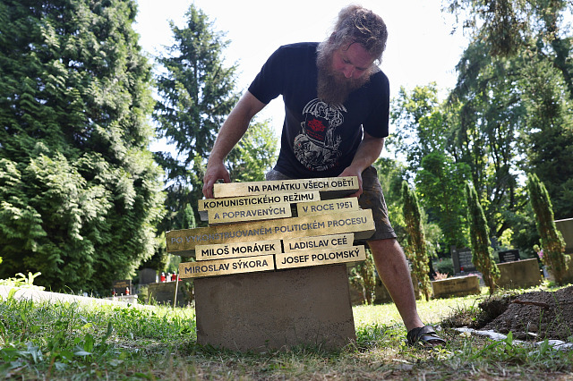 Sochař Petr Szyroki dokončuje na Slezskoostravském hřbitově pomník obětí...