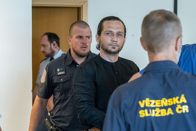 Daniel Kratochvíl, který je obžalovaný kvůli zapálení baru ve Zlíně, stanul...
