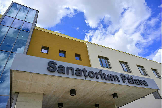 Na jihu Moravy otevřel rehabilitační ústav Sanatorium Pálava. (23. července...