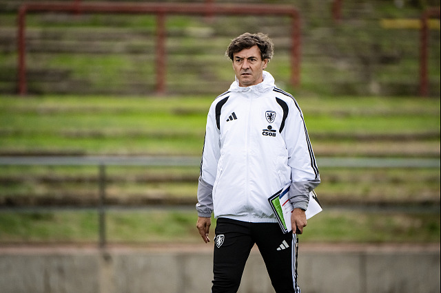 Kouč Santi Denia na tréninku české reprezentace.