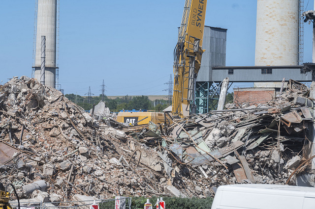 Ve Zlíně pokračuje bourání torza vyhořelé budovy 34. Co bude s hromadami sutin,...