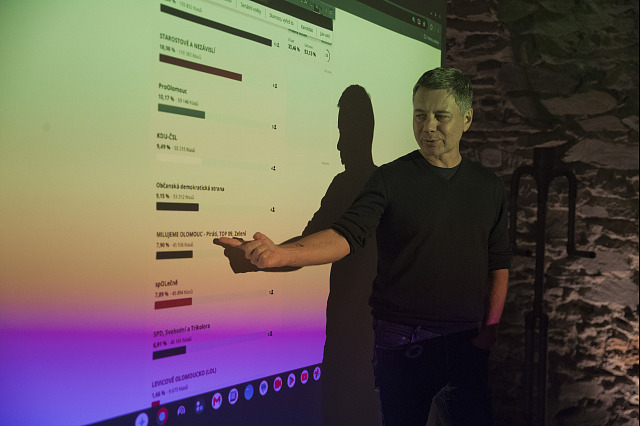 Podnikatel a ředitel exekutorského úřadu Robert Runták ve volebním štábu hnutí...