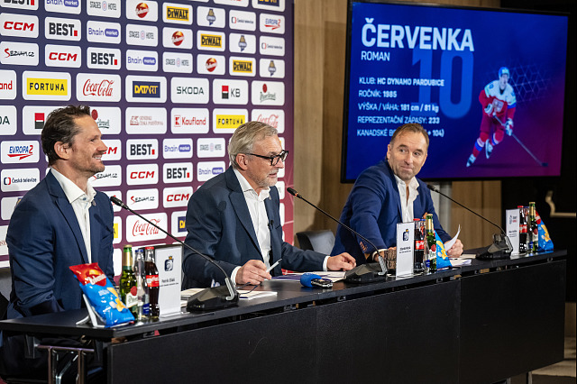 Zleva generální manažer Patrik Eliáš, hlavní trenér národního týmu Zdeněk Moták...