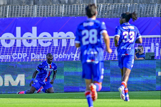 Quadri Adediran (vlevo) z Artisu Brno slaví svůj gól, blahopřát jsou David...