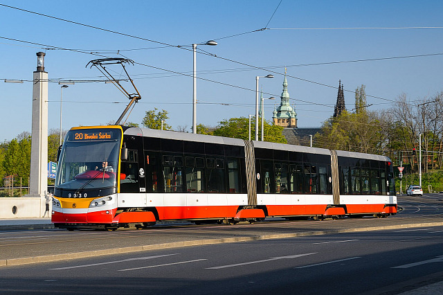 Klimatizovanou tramvaj typu 15T cestující poznají podle žluté čelní masky