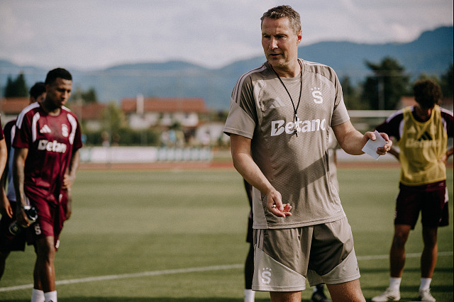 Sparťanský trenér Brian Priske hovoří s hráči na tréninku v Grassau.