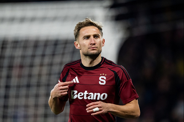 Sparťanský útočník Jan Kuchta se raduje z gólu.