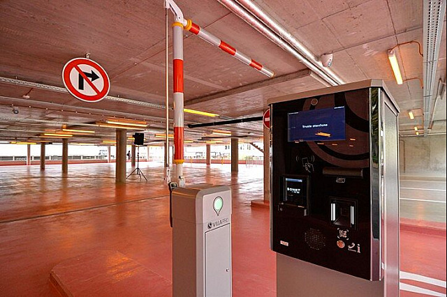 Město Plzeň snížilo ceny parkovacím místo v novém parkovacím domě Atom na...