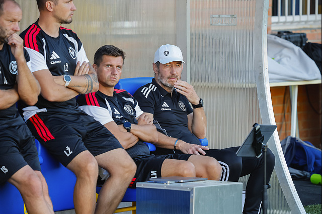 Smutná lavička fotbalistů Zlína s trenérem Bronislavem Červenkou (vpravo) po...